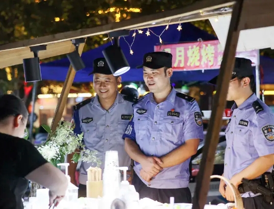 “警”色扮靓“夜经济” 守护五溪“烟火气”